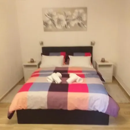 アパート & Ivica