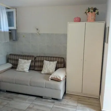 アパート & Ivica *