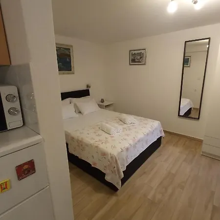 アパート & Ivica *