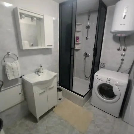 アパート & Ivica